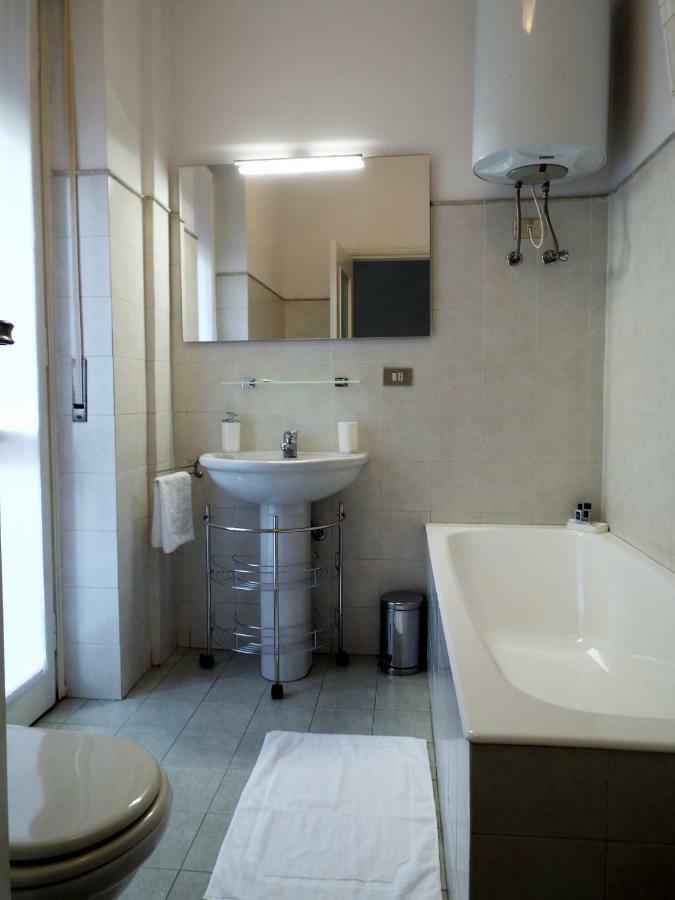 Lacaralele Apartment 米兰 外观 照片